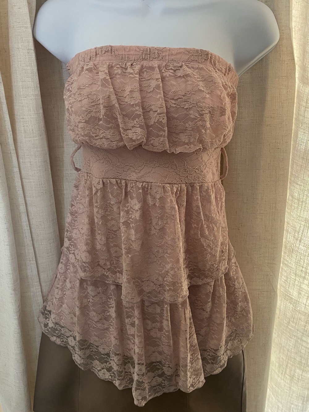 VTG Body Central Strapless Lace Tiered Tube Top in Dusty Pink